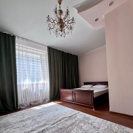 7 Очень Теплая Возле Байтерека Квартира Для 1-4 Человек Nur-Sultan  Exterior photo