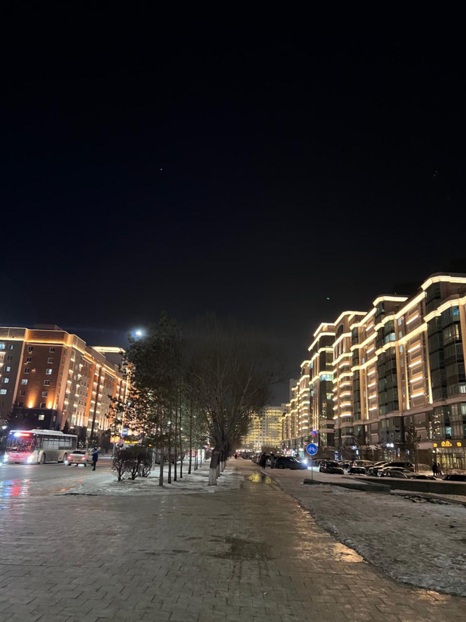 7 Очень Теплая Возле Байтерека Квартира Для 1-4 Человек Nur-Sultan  Exterior photo