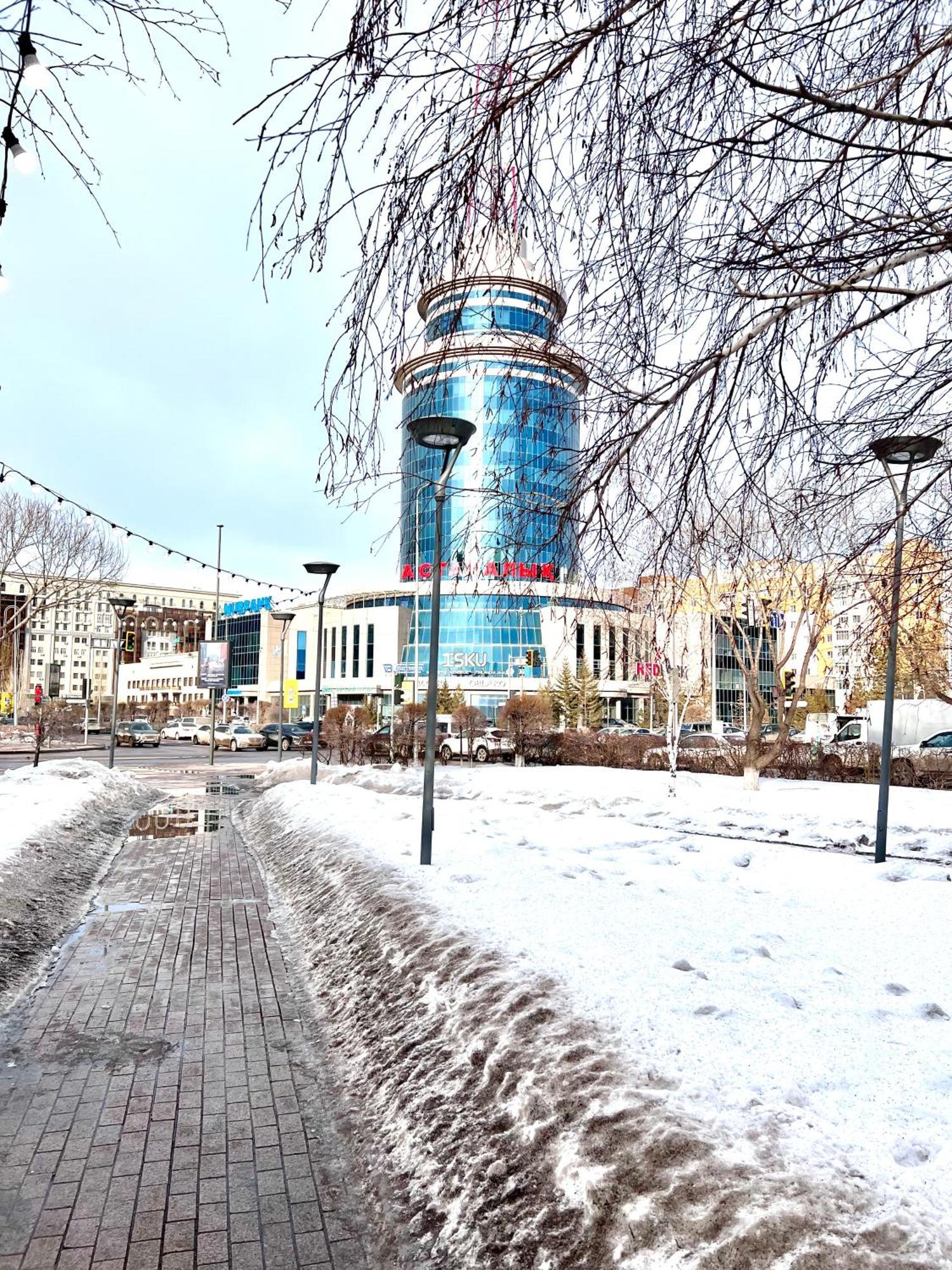 7 Очень Теплая Возле Байтерека Квартира Для 1-4 Человек Nur-Sultan  Exterior photo